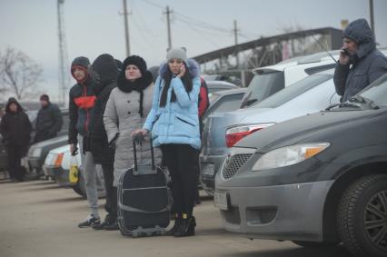 Украина. Луганская область. Местные жители   на российско-украинской границе.