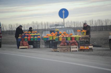 Украина, Луганск.  Придорожная торговля.