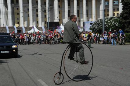 Москва. Участники велопробега у театра Российской армии.