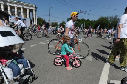 Москва. Участники велопробега у театра Российской армии.