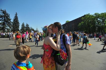 Москва. Участники IX парада мыльных пузырей `Дримфлеш` на ВДНХ.