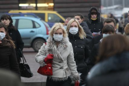 Калининград. Люди в медицинских масках на улице.