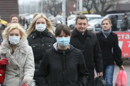 Калининград. Люди в медицинских масках на улице.