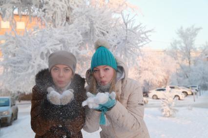 Красноярск. Девушки гуляют по заснеженному парку.