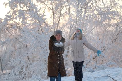 Красноярск. Девушки гуляют по заснеженному парку.