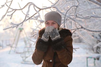 Красноярск. Девушка гуляет по заснеженному парку.