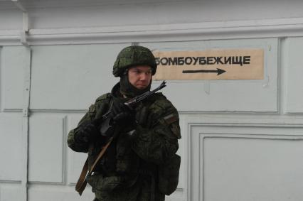 Украина. Донецк. Боец отряда спецназа `Троя` патрулирует город.