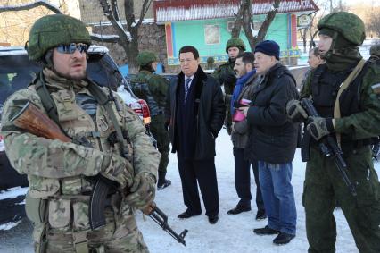 Украина. Донецк. Певец, первый заместитель председателя комитета ГД РФ по культуре Иосиф Кобзон (в центре) и заместитель редактора отдела международной и внутренней политики КП Александр Гамов (второй справа) в сопровождении бойцов отряда спецназа `Троя`.