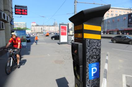 Москва. Платежный терминал оплаты парковки на солнечных батареях.