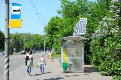 Москва. Солнечные батареи на крыше автобусной остановки.