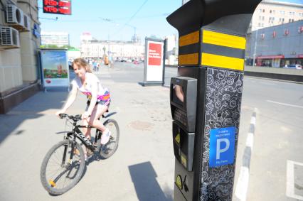 Москва. Платежный терминал оплаты парковки на солнечных батареях.