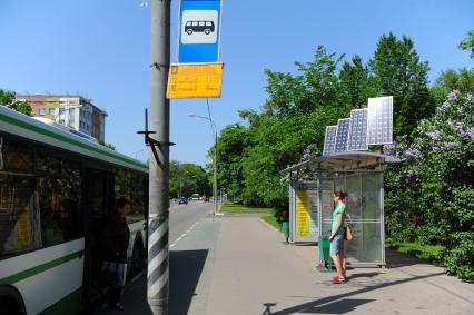 Москва. Солнечные батареи на крыше автобусной остановки.