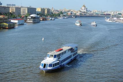 Москва. Речной трамвайчик плывет по Москва-реке.