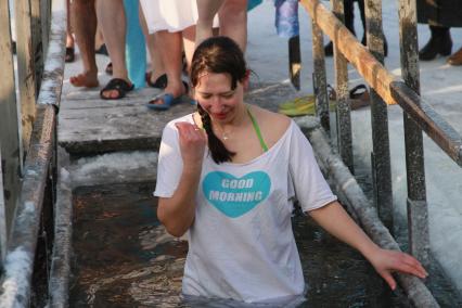 Крещенские купания в Барнауле. Девушка окунается в проруби.