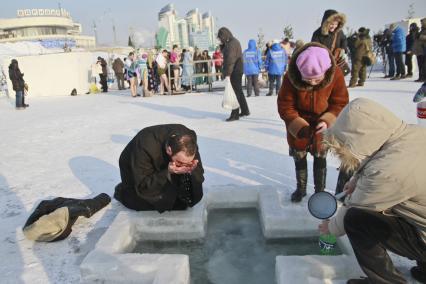 Крещенские купания в Барнауле. Люди набирают воду в проруби.