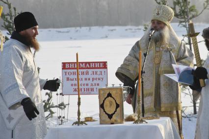 Крещенские купания в Барнауле. Священнослужитель читает молитву.