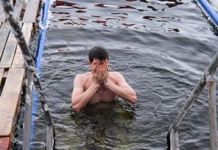 Крещенские купания в Саратове. Мужчина окунается в реке.