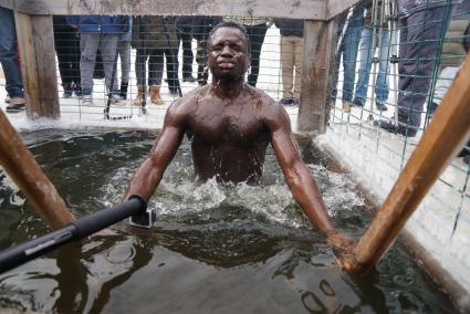 Крещенские купания в Екатеринбурге. Студент горного университета из Гвинеи окунается в проруби в Малоистокском пруду.