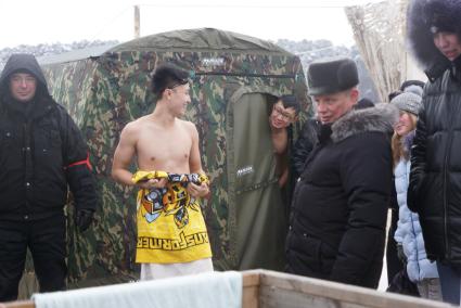Крещенские купания в Екатеринбурге. Студенты горного университета из Китая у проруби в Малоистокском пруду.