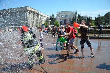 Новосибирск. Молодежь поливает другу друга водой в День Ивана Купалы.