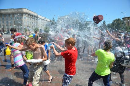 Новосибирск. Молодежь поливает другу друга водой в День Ивана Купалы.