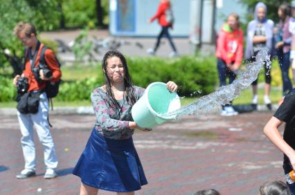 Новосибирск. Молодежь поливает другу друга водой в День Ивана Купалы.