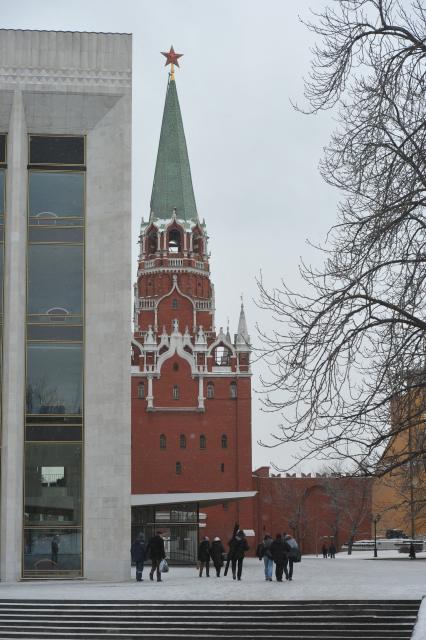 Москва. Вид на Государственный Кремлевский дворец (слева) и Троицкую башню (справа) на территории  Кремля.