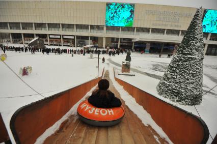 Москва.  Очередь на выставку  `Валентин Серов. К 150-летию со дня рождения` в Государственной Третьяковской галерее на Крымском Валу.