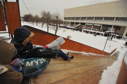 Москва. Дети катаются на ледяной горке в парке искусств Музеон.