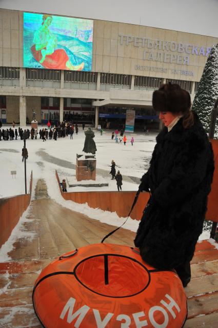 Москва. Женщина катается на ледяной горке в парке искусств Музеон.