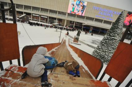 Москва. Дети катаются на ледяной горке в парке искусств Музеон.