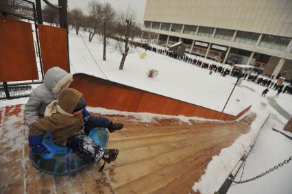 Москва. Дети катаются на ледяной горке в парке искусств Музеон.