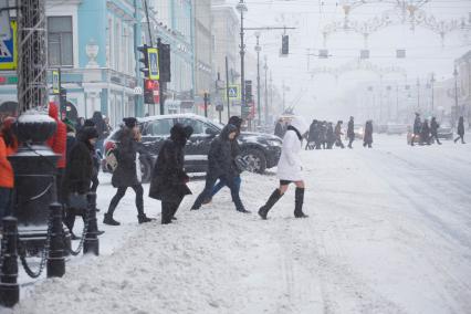 Санкт-Петербург. Пешеходы на Невском проспекте.