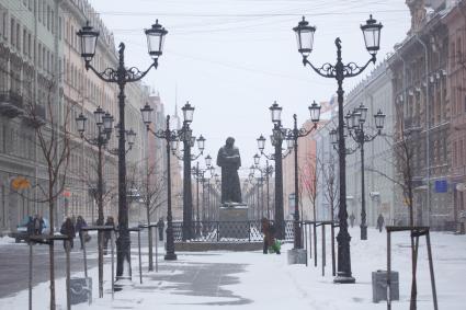 Санкт-Петербург. Памятник Н.В.Гоголю на Малой Конюшенной улице.