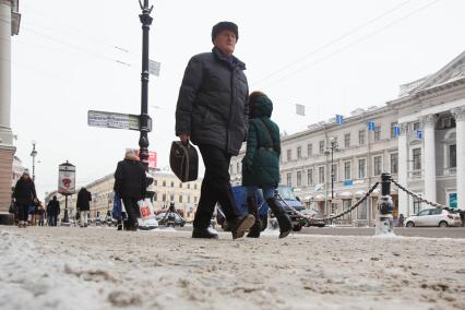 Санкт-Петербург. Люди идут по засыпанному снегом тротуару.