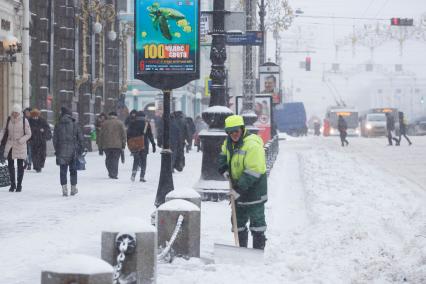 Санкт-Петербург. Работник коммунальных служб убирает снег на Невском проспекте.