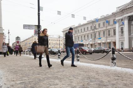 Санкт-Петербург. Люди идут по засыпанному снегом тротуару.