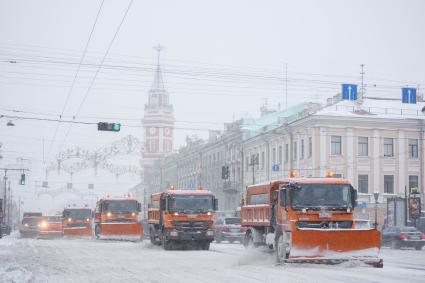 Санкт-Петербург. Уборка снега на Невском проспекте.