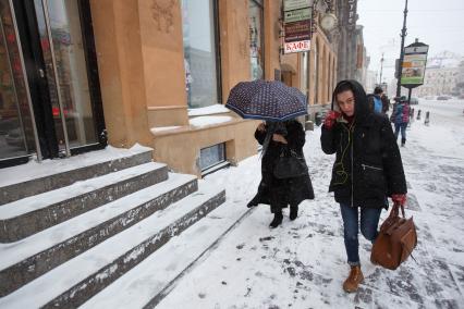 Санкт-Петербург. Люди идут по засыпанному снегом тротуару.