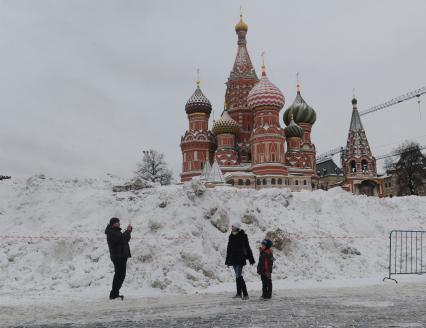 Москва.   Сугробы на Красной площади.