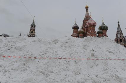 Москва.   Сугробы на Красной площади.