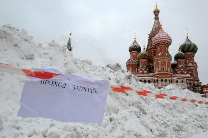 Москва.   Сугробы на Красной площади.