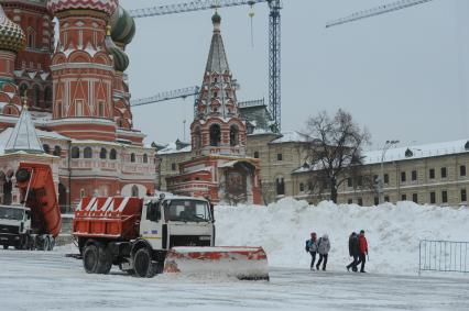 Москва. Работа снегоуборочной техники на Красной площади.