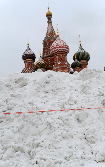 Москва.   Сугробы на Красной площади.