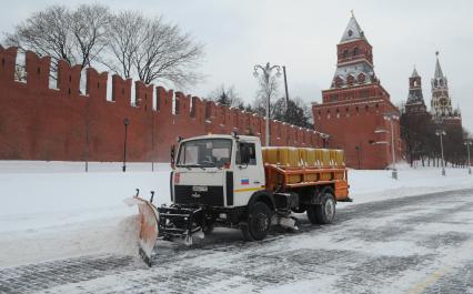 Москва. Работа снегоуборочной техники на Красной площади.