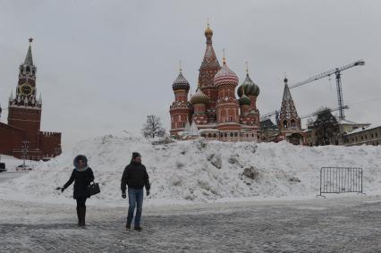 Москва.   Сугробы на Красной площади.