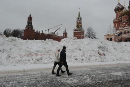 Москва.   Сугробы на Красной площади.