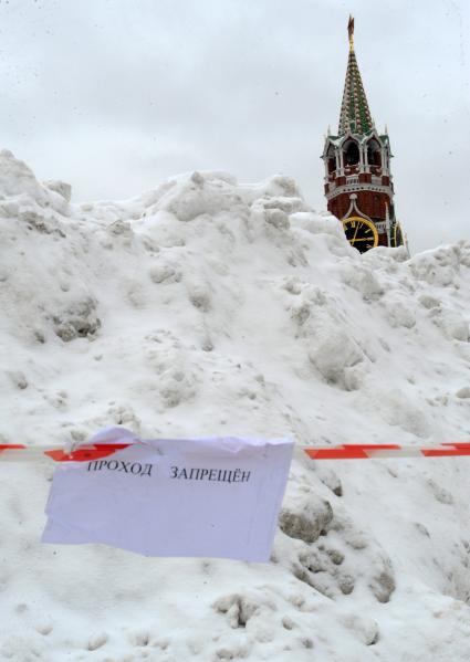 Москва.   Сугробы на Красной площади.