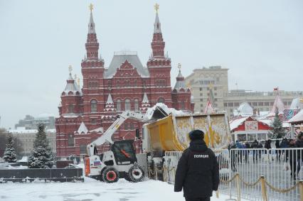 Москва. Работа снегоуборочной техники на Красной площади.