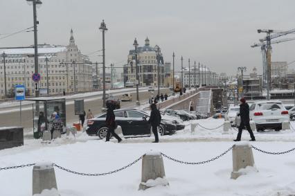 Москва.   Вид на Большой Москворецкий мост.